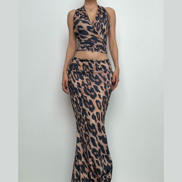 Conjunto de falda larga con espalda descubierta y pliegues con estampado de leopardo