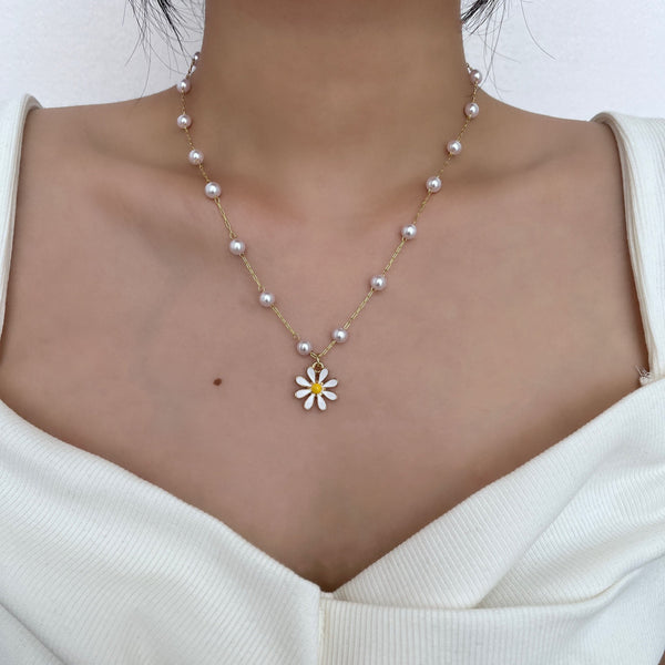 Faux pearl flower pendant necklace