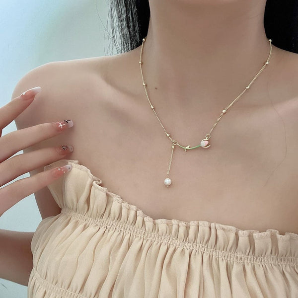 Flower pendant pearl necklace