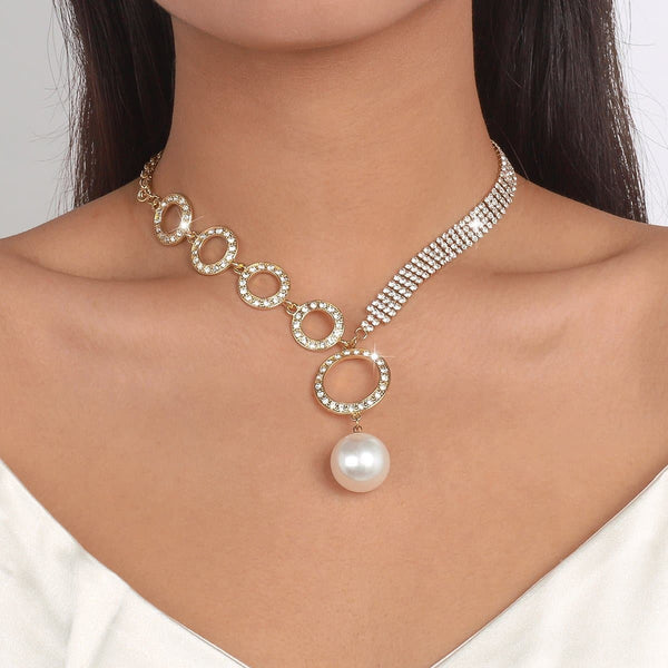 Collar de perlas con anillo redondo irregular de diamantes de imitación 