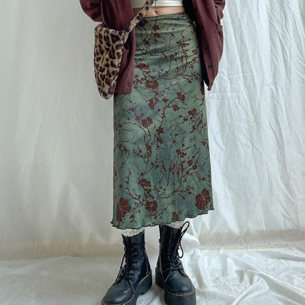 Falda midi con efecto tie-dye y volantes en contraste con estampado de flores 